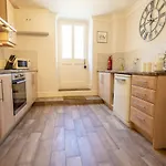 בית נופש Brook House אסקריג
