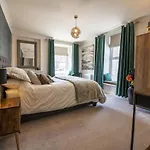 Brook House * אסקריג